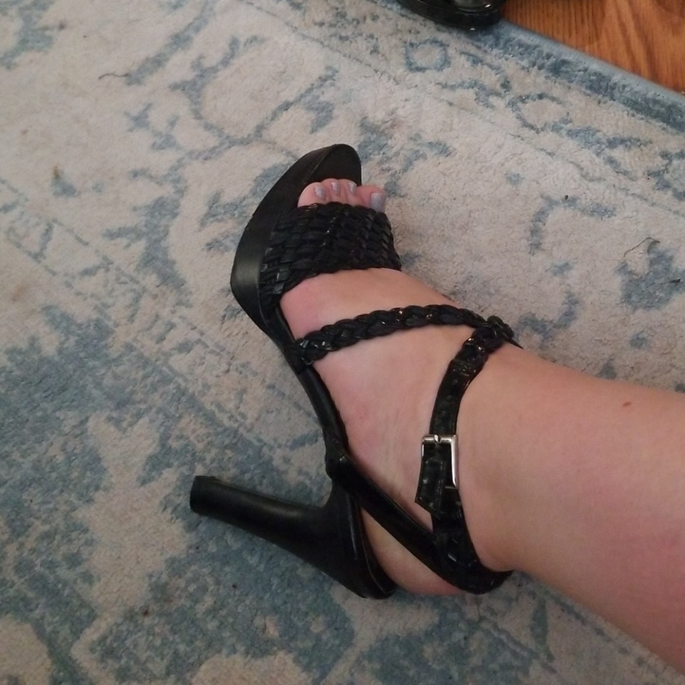 Black strappy heels - Picture 4 of 4